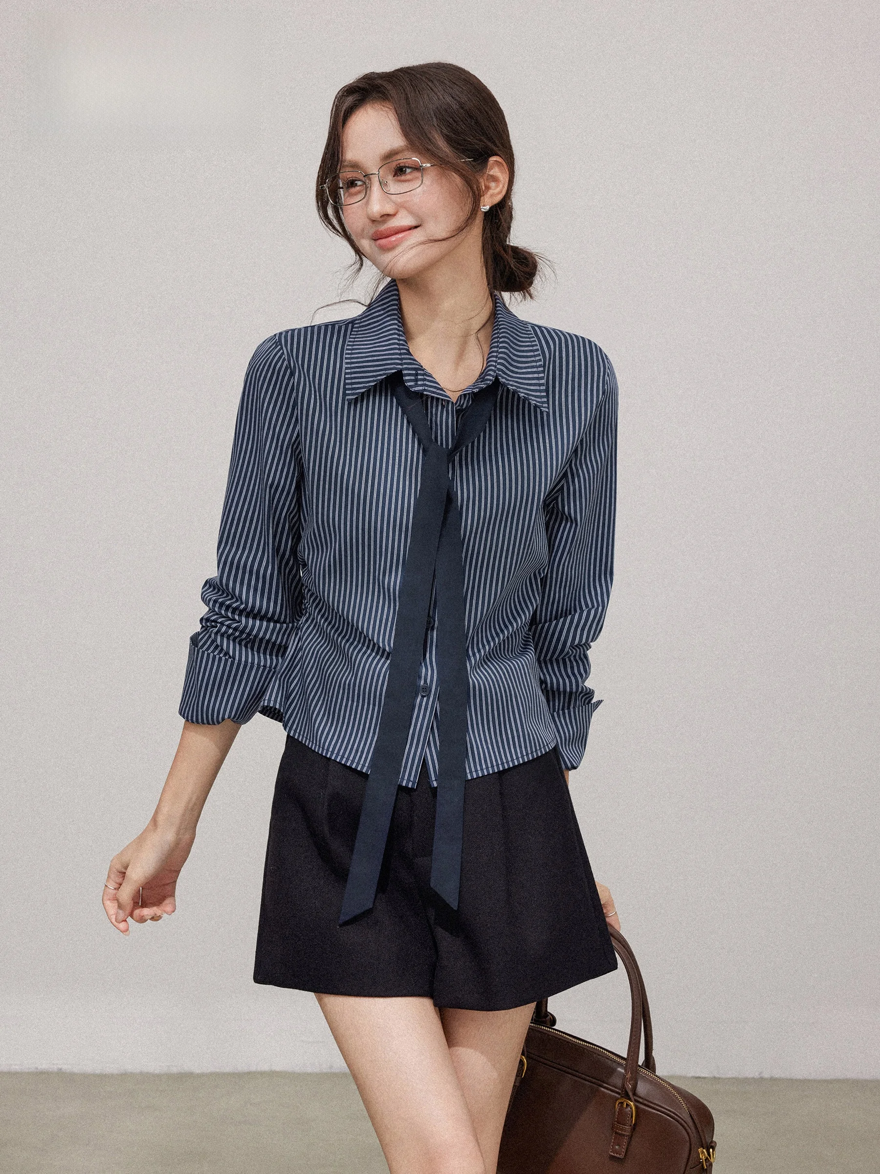 オフィスカジュアル50代女性にぴったりのシャツは？ストライプ柄の長袖シャツが解  決する理由