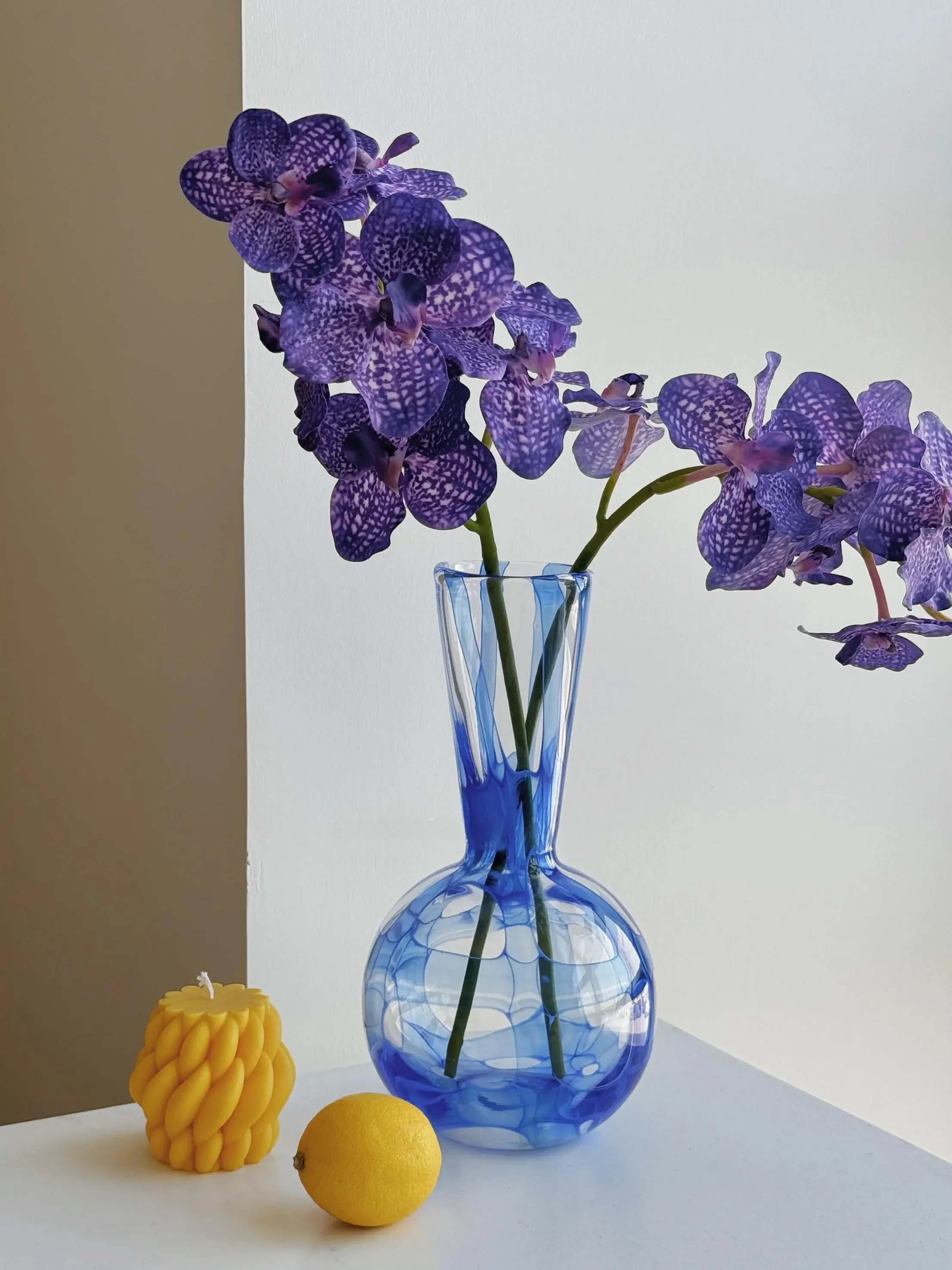 花瓶 デスクフラワー ガラス 波浪模様 手作り 重厚感：波紋デザインの台面花瓶が実際どうなのか