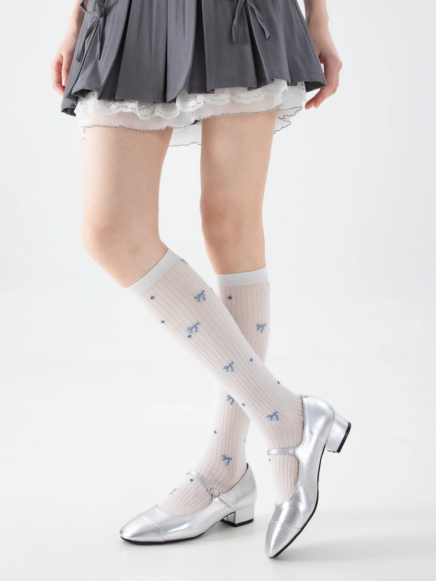 蝶結びレッグソックスで春のスタイルをどう整える？