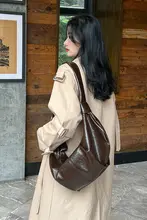 大人の女性にぴったり！ブラウンのカウホーン包【斜め掛け・大容量・月の形】