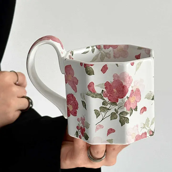 Oranges 限定油絵風ピンクバラデザインの陶磁器マグカップ【大容量・ギフト向け】