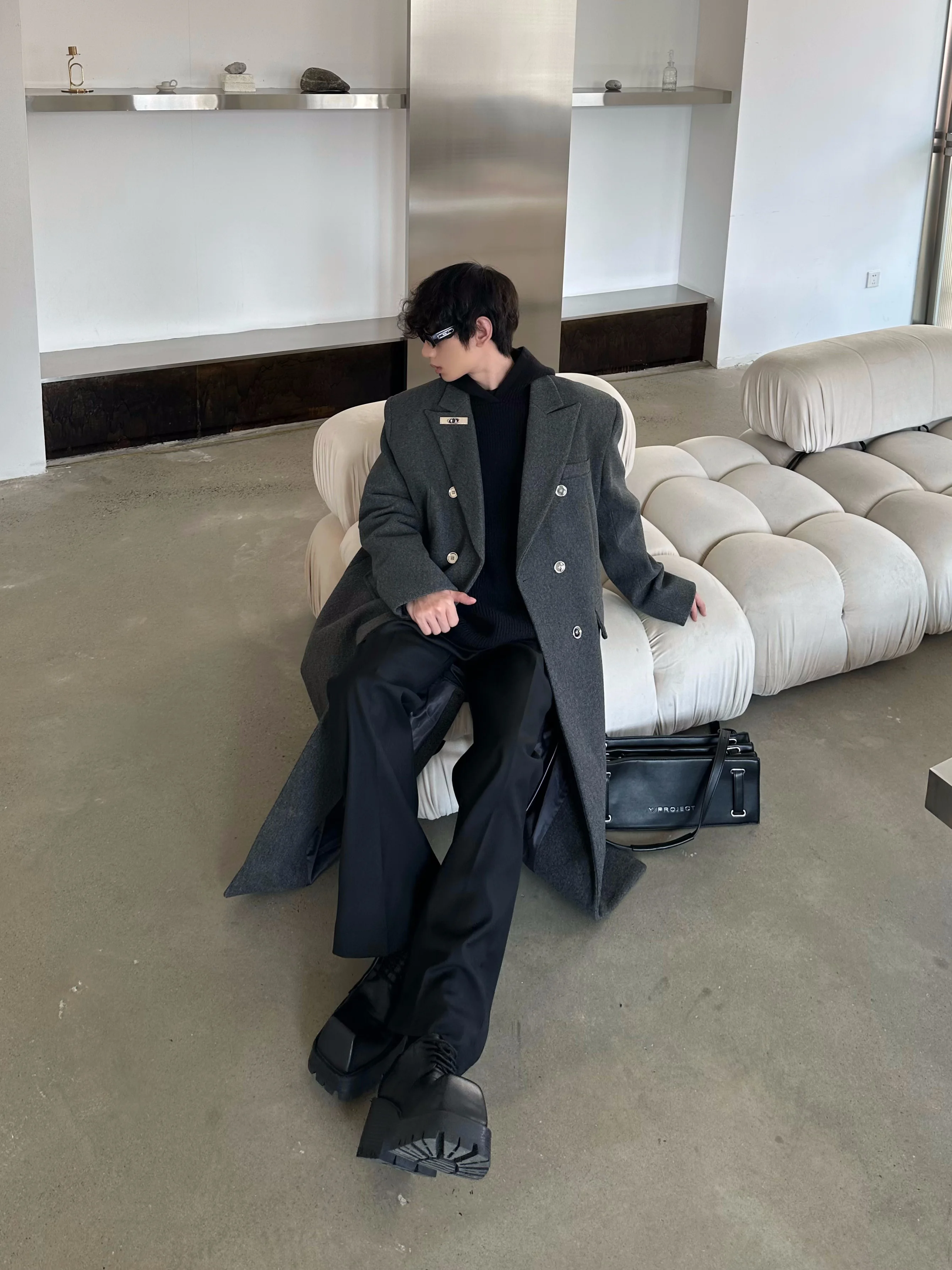スリット入りパンツはどんな場面で着る？高街デザインの微喇叭長パンツが教えてくれたリアルな使い方