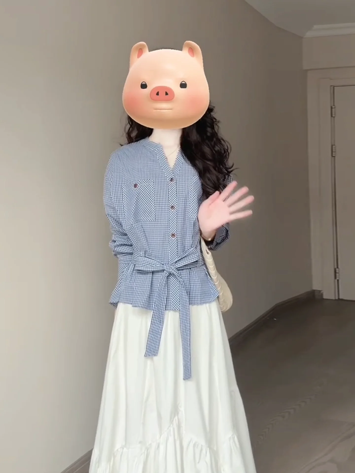 チェック柄シャツとスカートの春コーデ：カジュアルユニークデザインセットアップの実用性と使い方