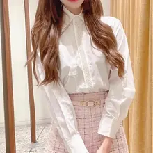 フレンチスタイルの重厚感あるパール装飾付き長袖コットンシャツ【ポケット付き・襟付き】