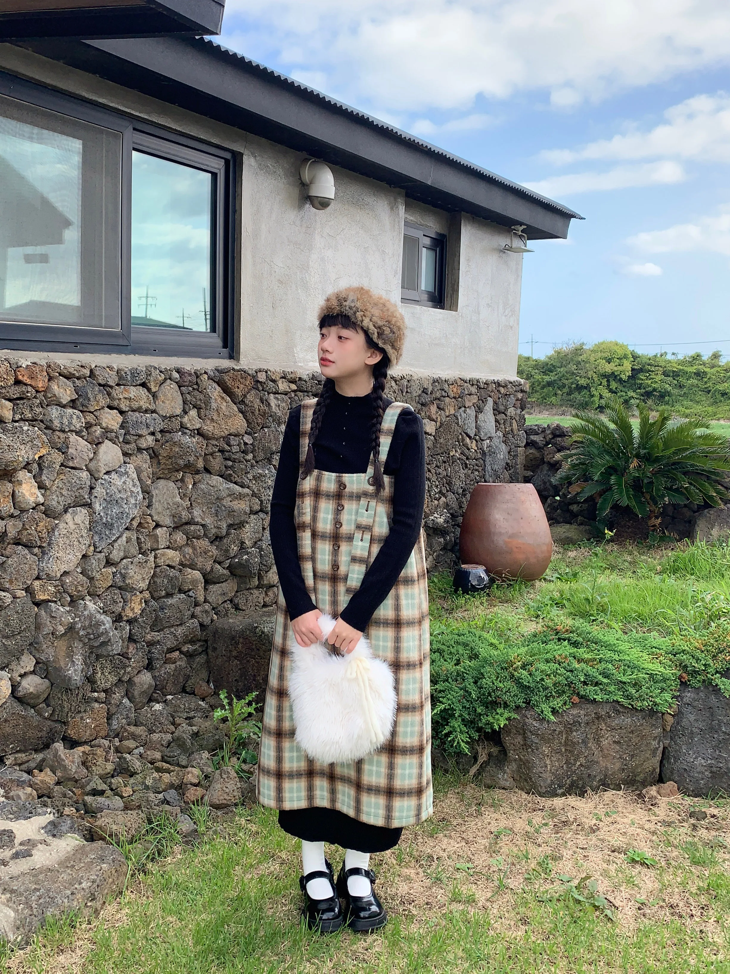 身長150cmの女性が着ていても足が隠れる、長めのワンピースはどう選ぶ？