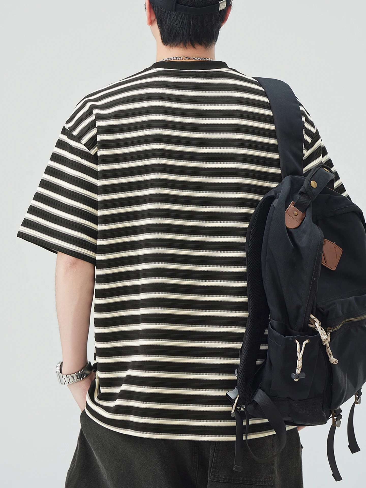 ゆるふわ系男子が愛する、夏の1着はこれ？ストライプ半袖Tシャツの選び方とリアルな使い方