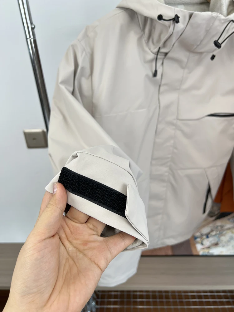all weather parka とダウンジャケットの違いは？本当に雨の日にも着れるのか？