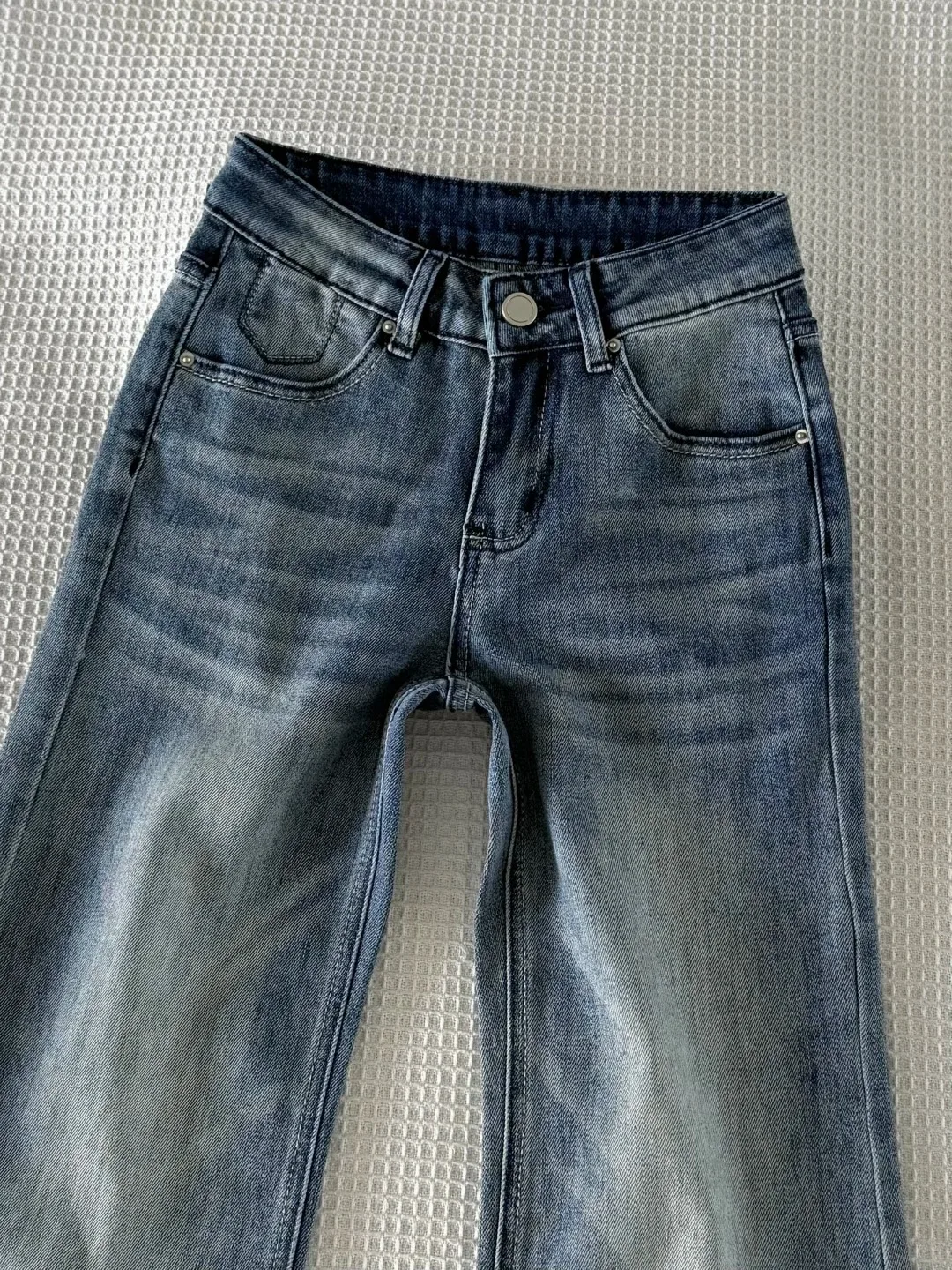 ハイウエストストレッチデニムパンツ：40代女性に最適な春用微フレアデザインの実用性解析