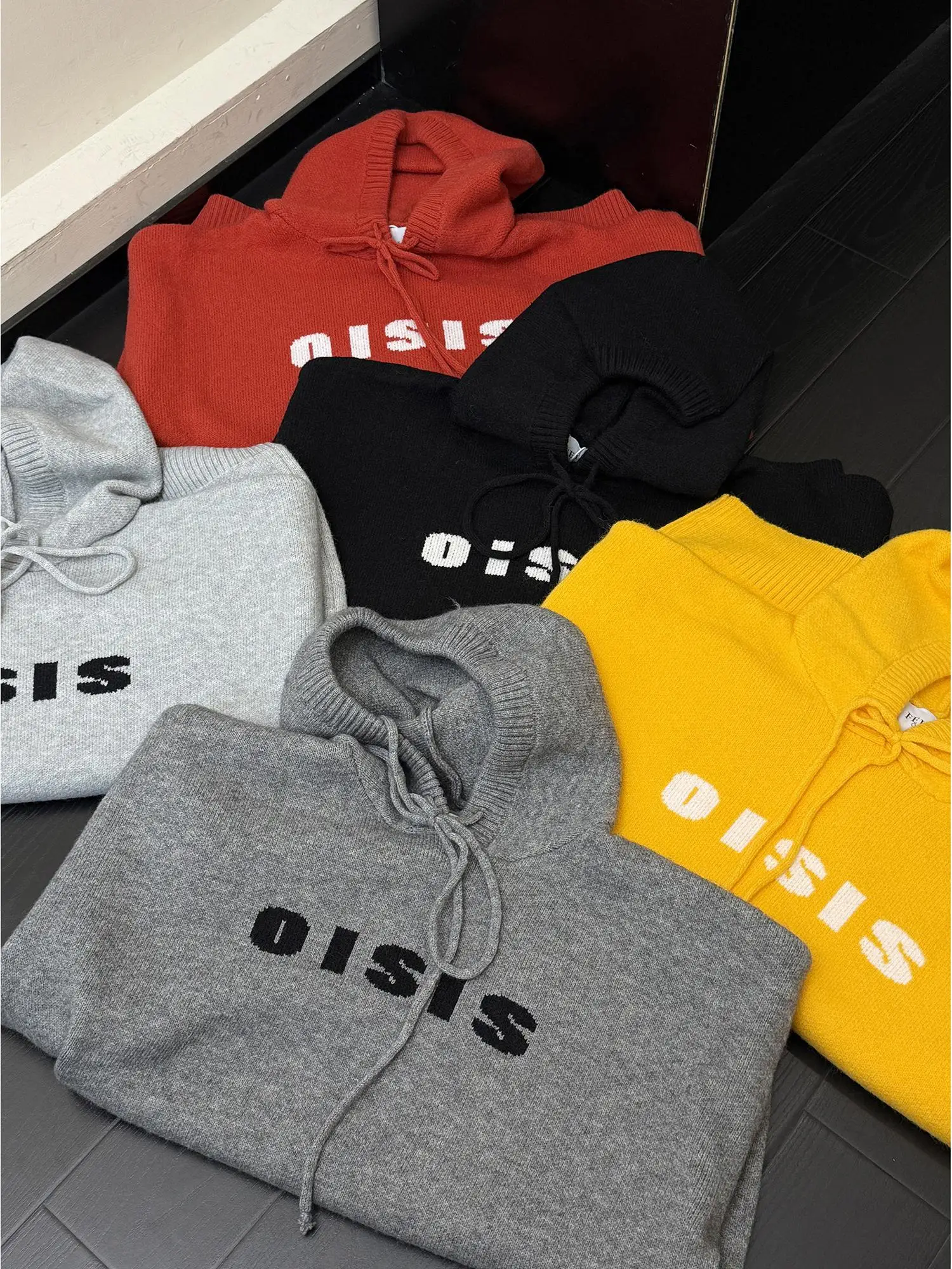 オーバーサイズニットをどう選ぶ？実際の使い方と、今こそ注目すべき「oisis」の極上の柔らかさを解説