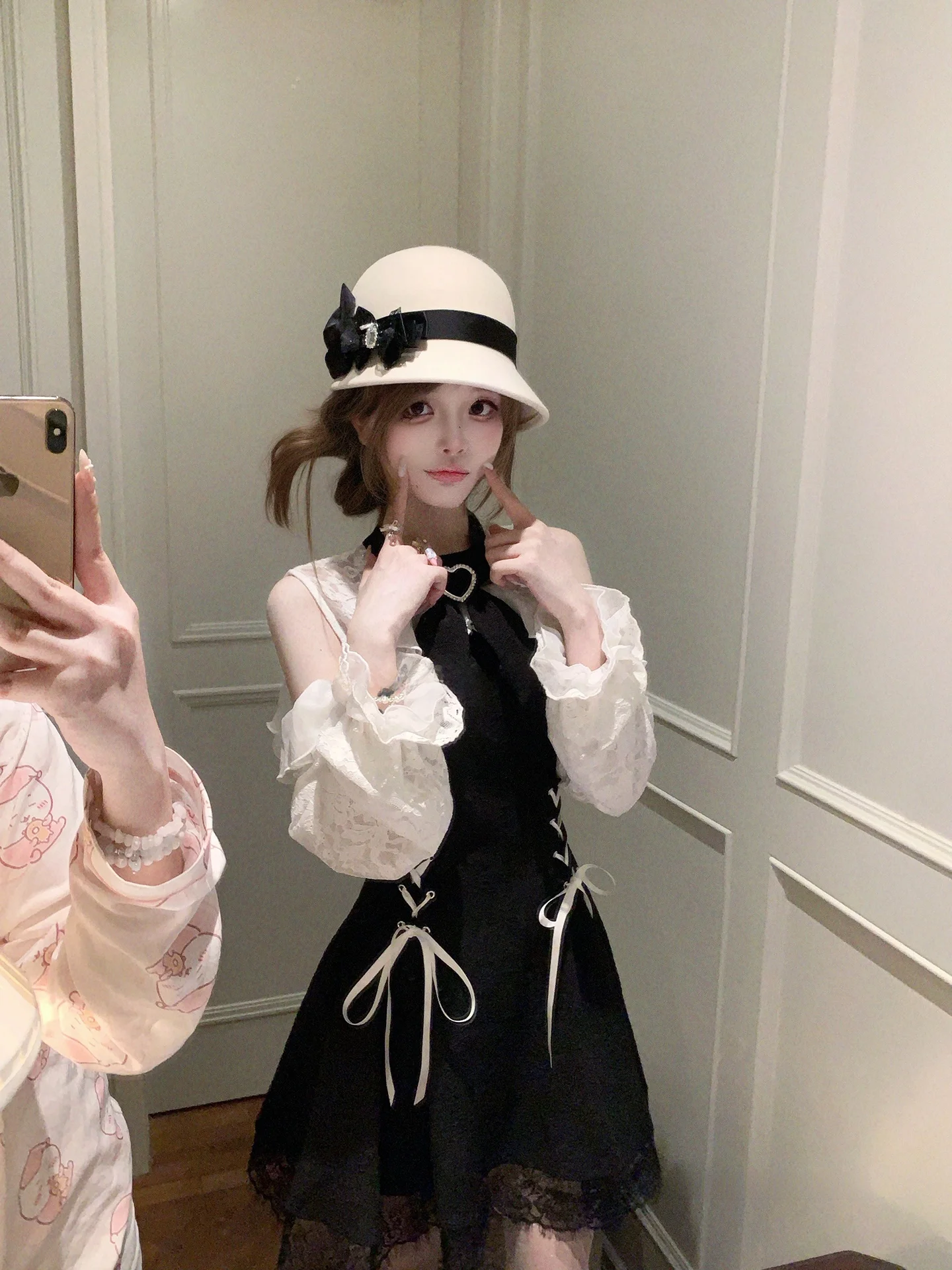 秋の黒ワンピースで迷うなら、この1着が救う理由は？