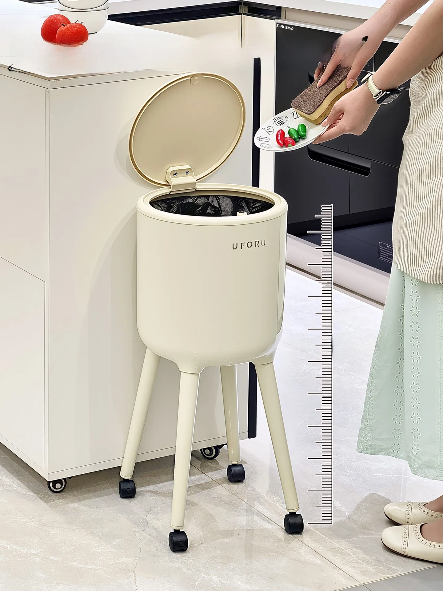 台所のゴミ箱をどう選ぶ？デザインと機能が両立する「高脚タイプ」が今、注目されている