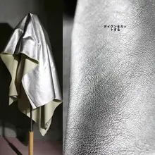 浅い銀色のテクスチャーPUレザー生地【高級感あるひび割れデザイン・コートや衣服のDIY用】