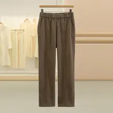 Vネックのゆったりとしたブラウスとカジュアルパンツの二点セット（セットアップ対応）