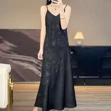 セクシーVネックのアイスシルクキャミソールドレス【薄手・春秋季用・シンプルデザイン】