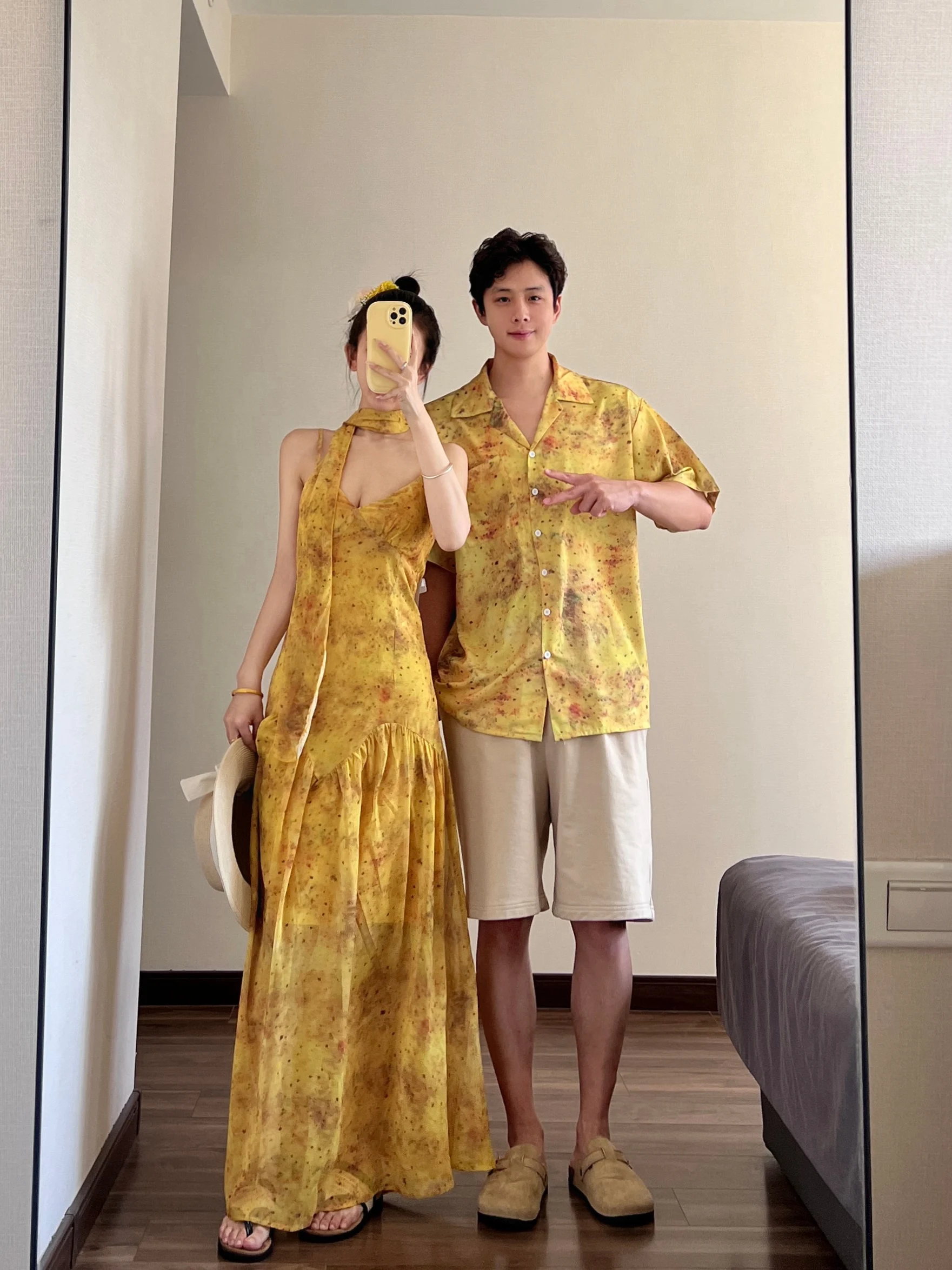 夏向けカップルコーデ：イエローグラデーションフラワープリントロングスカートとトップスの使い方