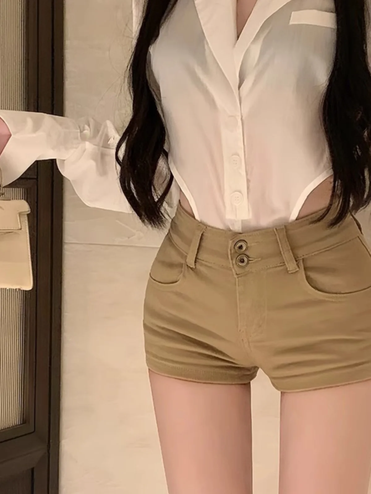 バスパン 女子 人気 デニムショートパンツ：高腰カジュアルスタイルの実用性とサイズ選びのガイド