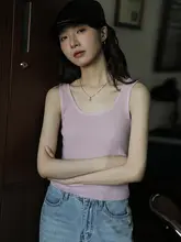 シンプルなデザインのピンクニットタンクトップ【通勤向け・体型を美しく見せる】