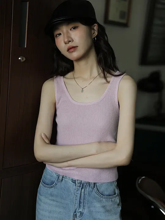 シンプルなデザインのピンクニットタンクトップ【通勤向け・体型を美しく見せる】