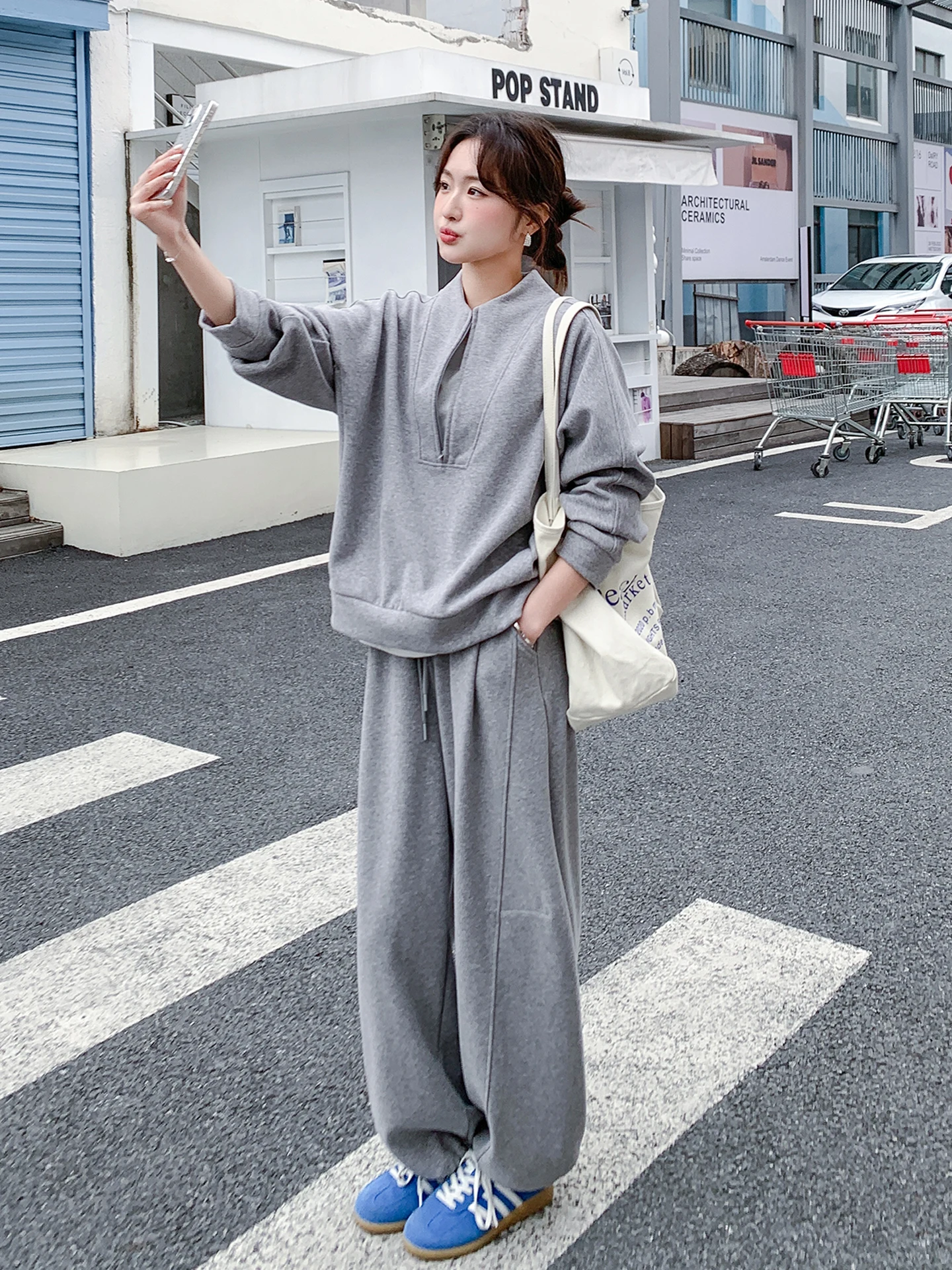 浅灰色ゆったりパーカーとワイドパンツセットアップ：春・秋のカジュアルスタ イルに最適な2点セット