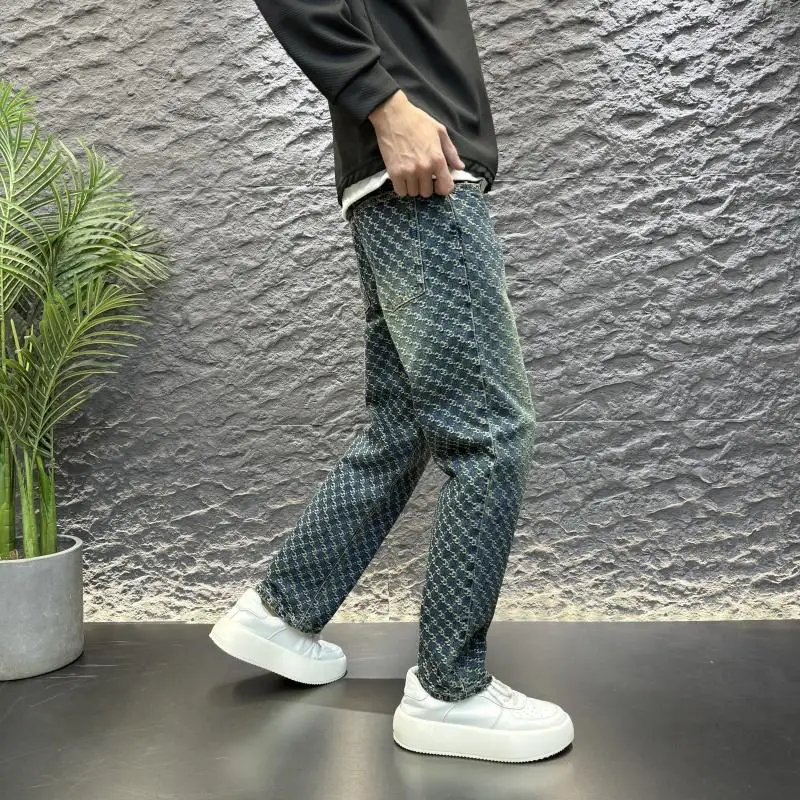 春季高街風刺繍デザインのデニムパンツ：30代・40代向けのストリートファッションに最適なゆったりシルエット