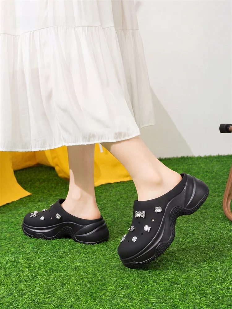 歩きやすいサンダルを選ぶには？厚底デザインの通気性サンダルが解決する「足が疲れない」悩み