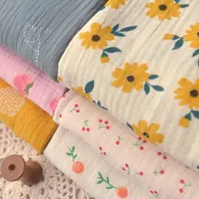 リーフとイエローフラワー柄の泡泡二重棉生地【ドレスや子供服の製作に最適】