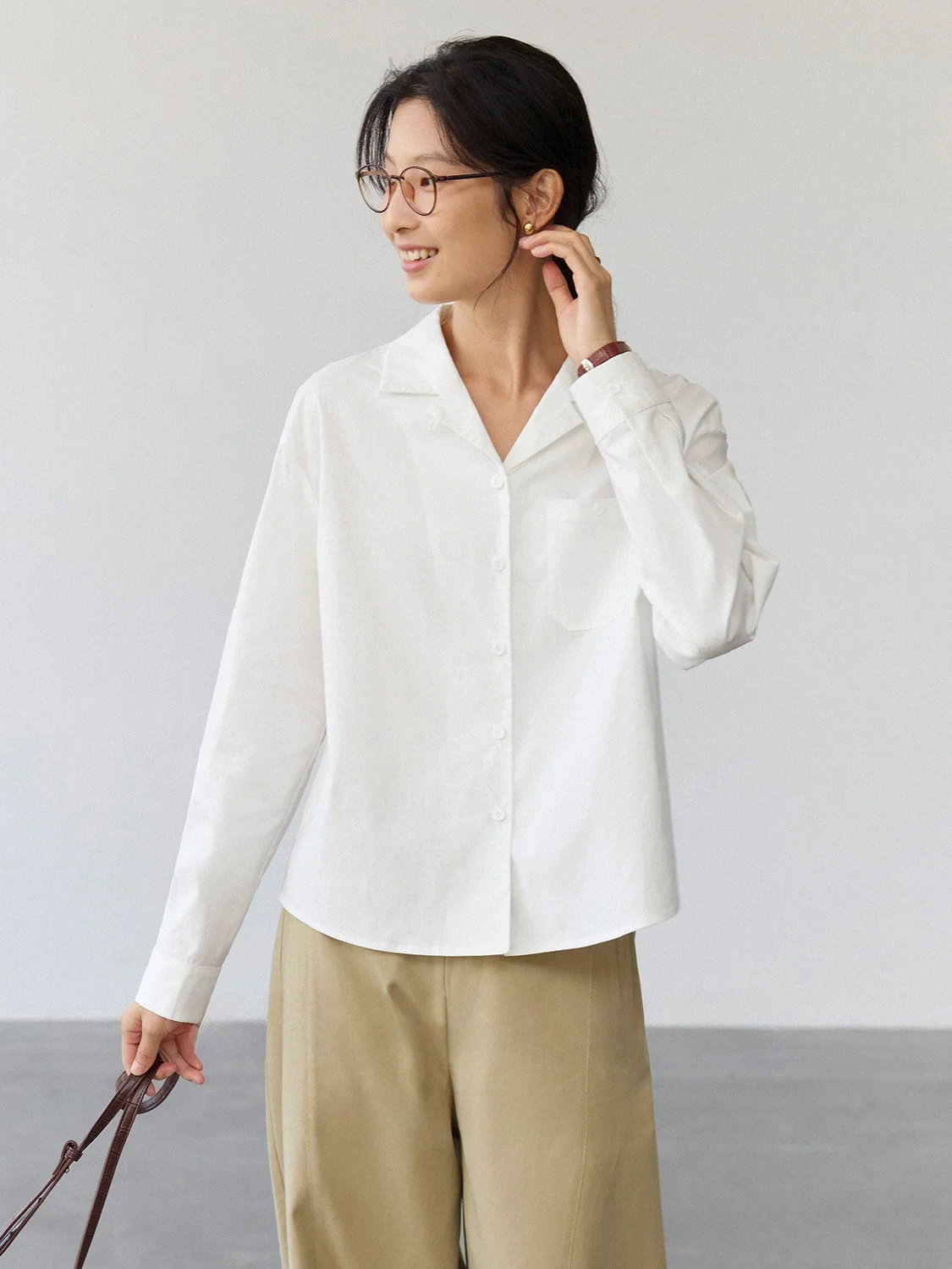 大人可愛い服 40代コーデの完全ガイド｜白シャツで心のバランスを整える