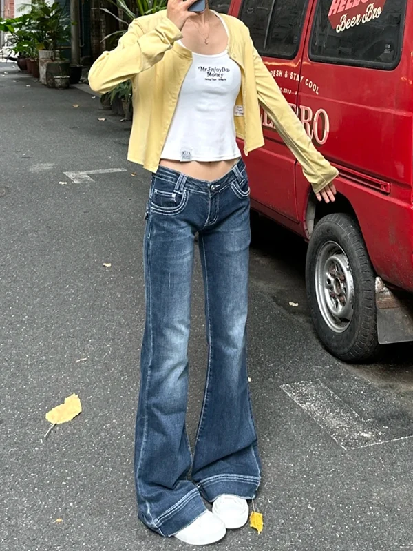 深い青色のローライズブーツカットジーンズ：40代アラフォー向けの秋冬カジュアルコーデに最適なスリムフィットスタイル
