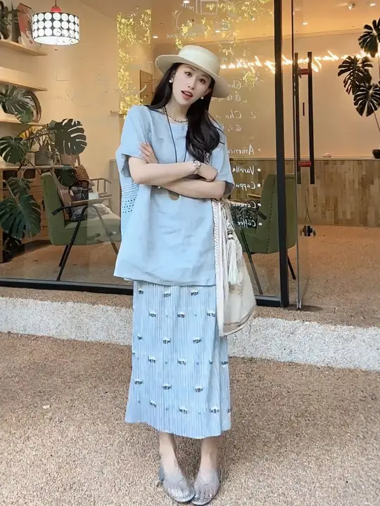 中長丈のゆったりした短袖Tシャツと美しいプリーツスカートのコーディネート（セットアップ対応）