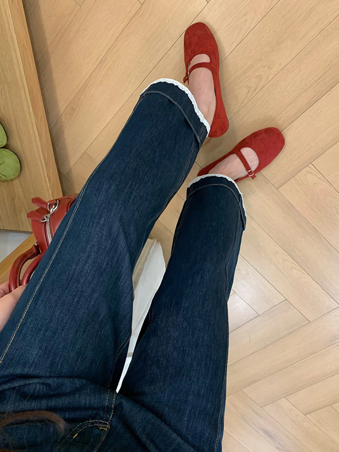 深い青のレースレイヤー付きデニムパンツはハイウエストで通勤シーンに最適なスタイルか？