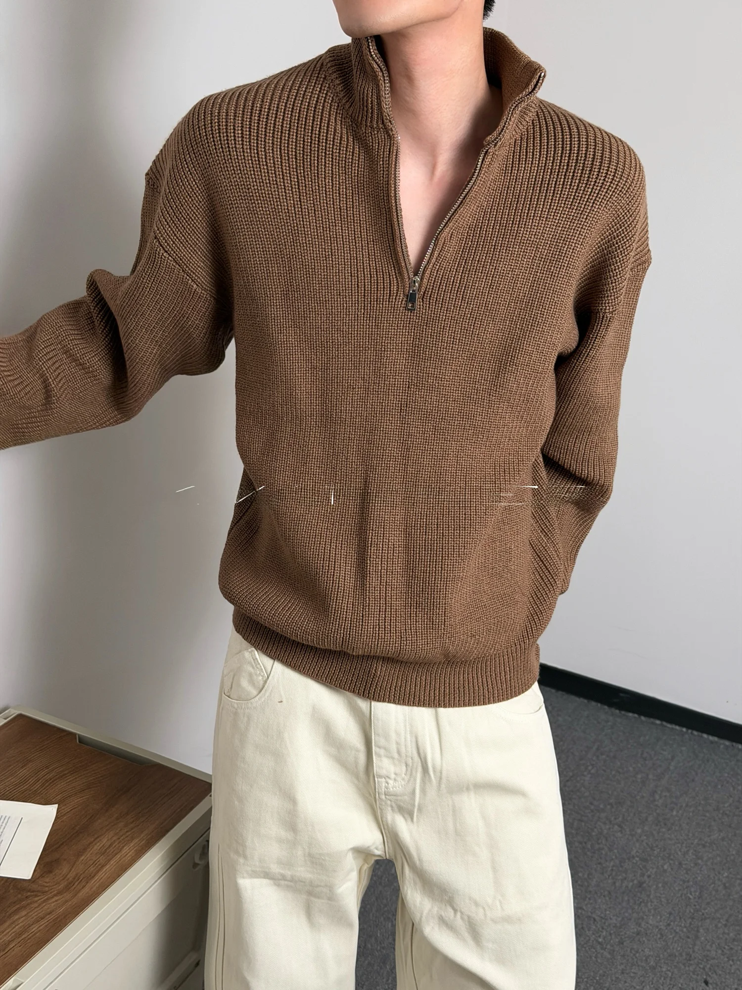 オーバオールの定義とは？シンプルでスタイリッシュなハイ ネックニットシャツの実際のフィット感と使用シーン