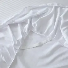 シンプルなサテンストライプベッドスカート付きベッドカバー【白色・ホテルタイプ・防塵・季節問わず】