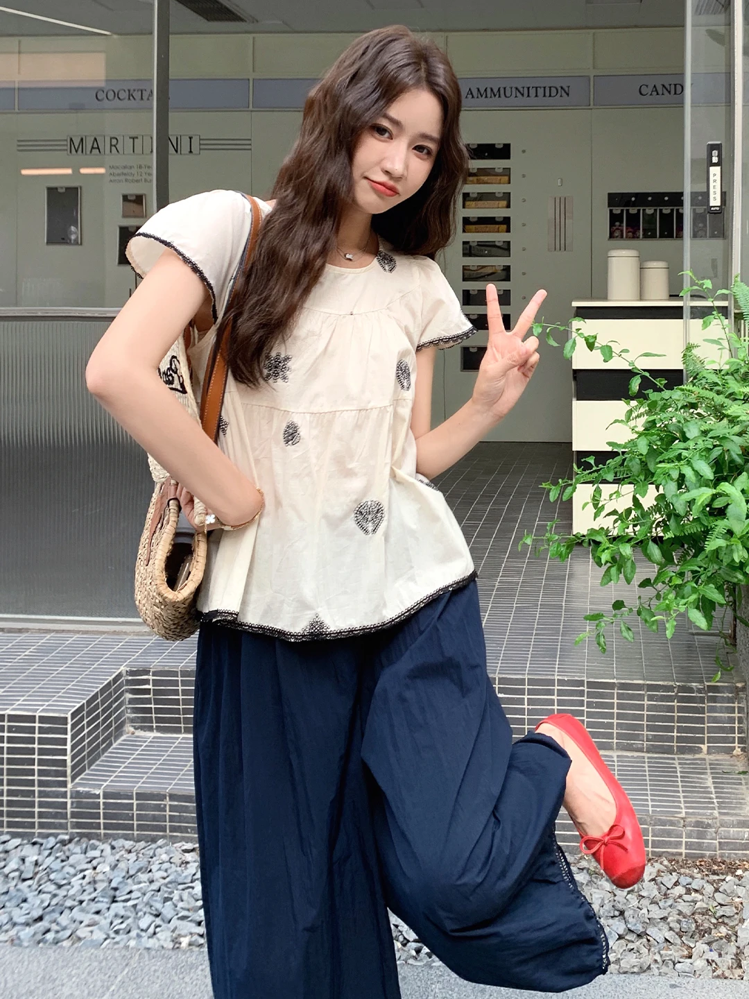 6月後半に着るべき「きれいな服装」は、70年代の文芸スタイルが今こそ注目される？