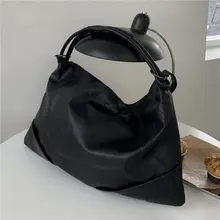 大容量の黒い餃子型ショルダーバッグ【シンプルなデザイン・斜め掛け・秋用】