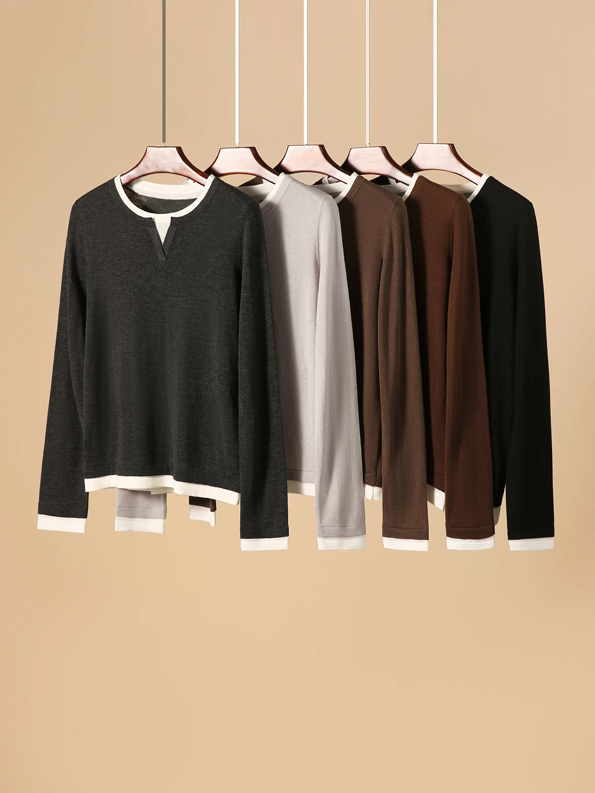 通勤の毎日をぐっと整える、Tシャツの下に着る長袖はどんなもの？