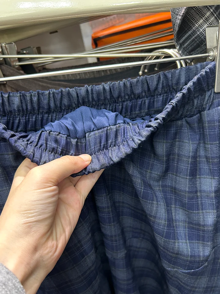 レトロな不規則チェック柄のハイウエストスカート【ゆったりフィット・中丈・切替デザイン】（セットアップ対応）