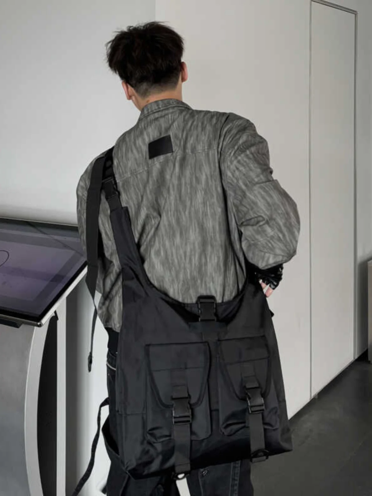 ヴィンテージデザインの通勤トートバッグ：かっこいい大人男の持ち物としての実用性とスタイルバランス