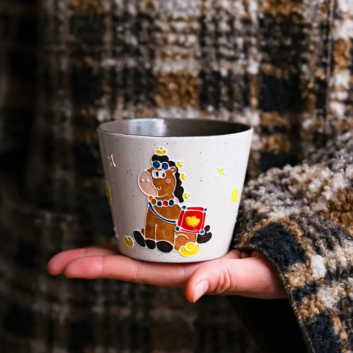 ハンドペイントのセラミックコーヒーカップ【馬のデザイン・高級感のある新年ギフト】