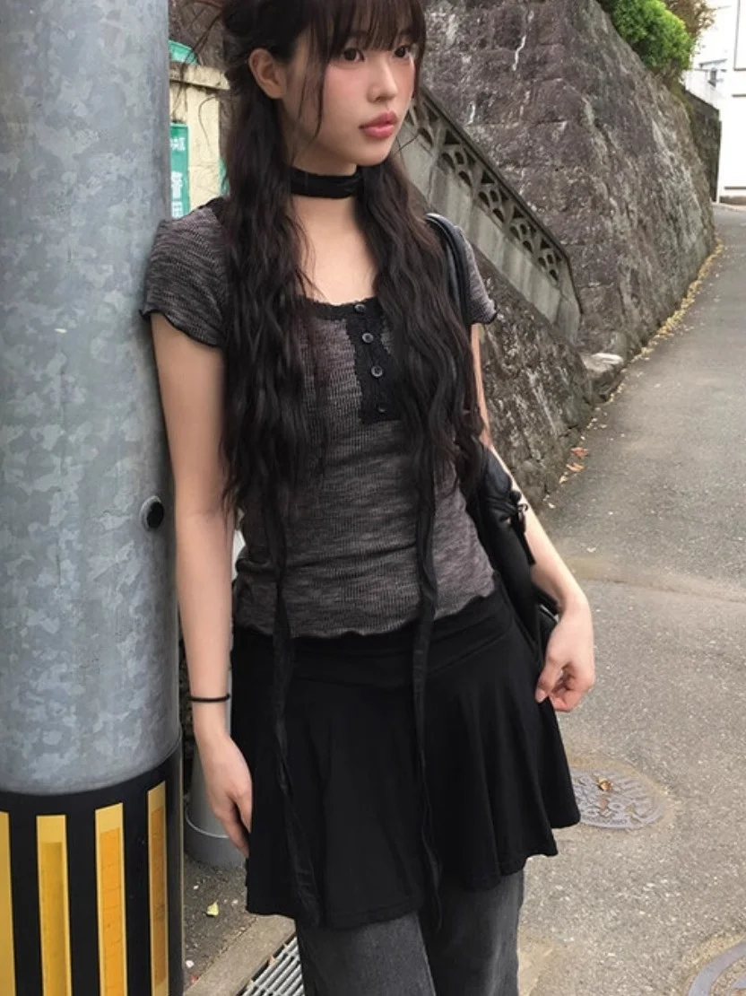 トレンドフェミニンをどう選ぶ？夏の通勤スタイルに最適な「レース切り替え半袖Tシャツとミニスカート」の本物の使い勝手とは