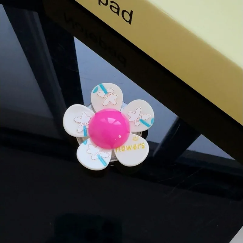 アクリル製花デザインスマホスタンドケース：回転式でデスクに自然に設置できる