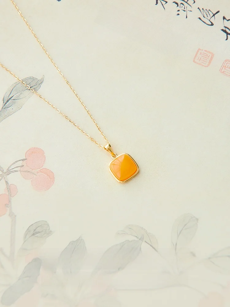 7月・8月の誕生石ネックレスで迷うなら、amber colorの天然琥珀ペンダントが最適？