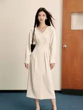 シンプルなデザインのストレートワンピース【フレンチスタイル・長袖・ウエストシェイプ】