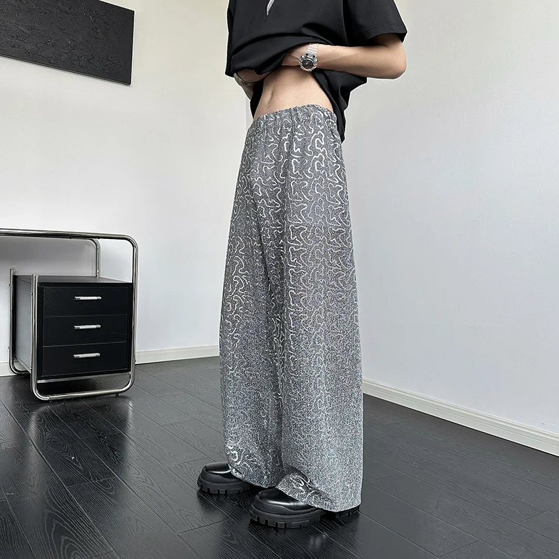 シルバーグレー 色 は 冷色系か 暖色系か？その答えを、1着のパンツで体感する