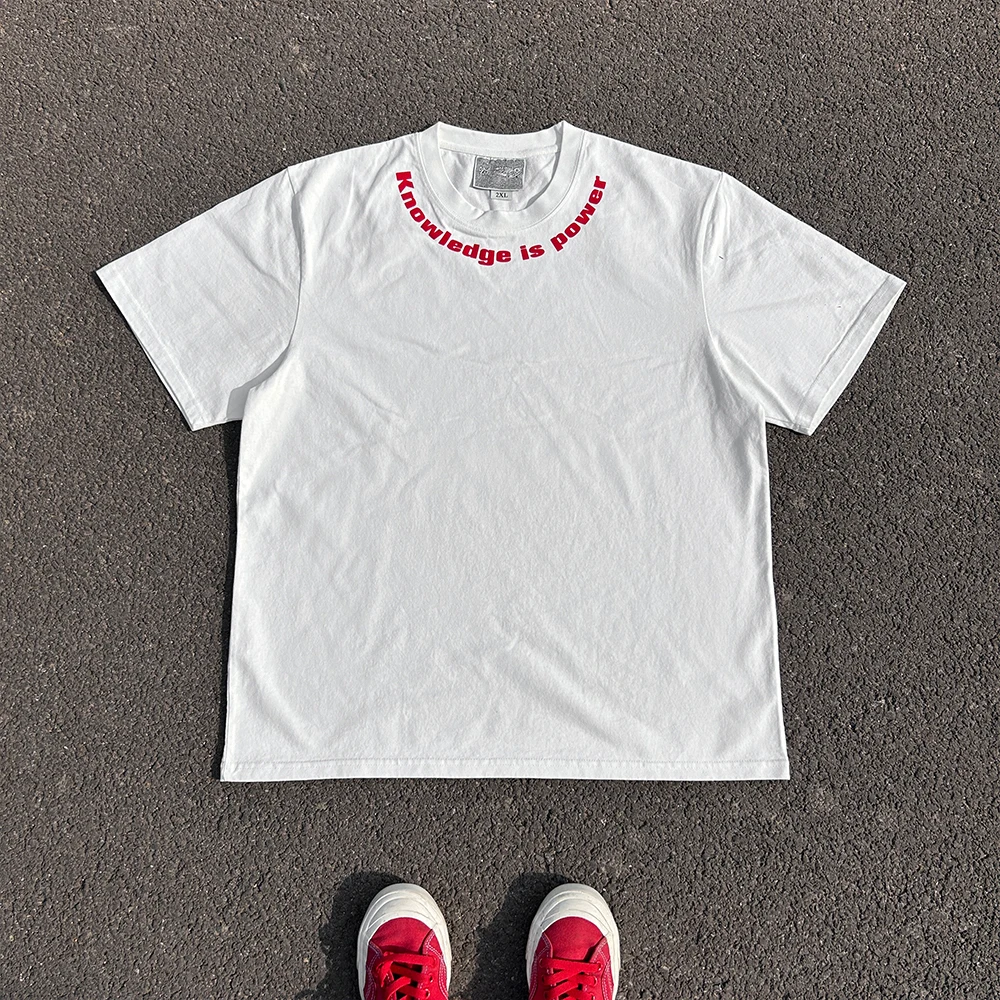 「tシャツ 形」がきれいに見える理由は？背中や首よれに悩む人のための弧形デザイン解説