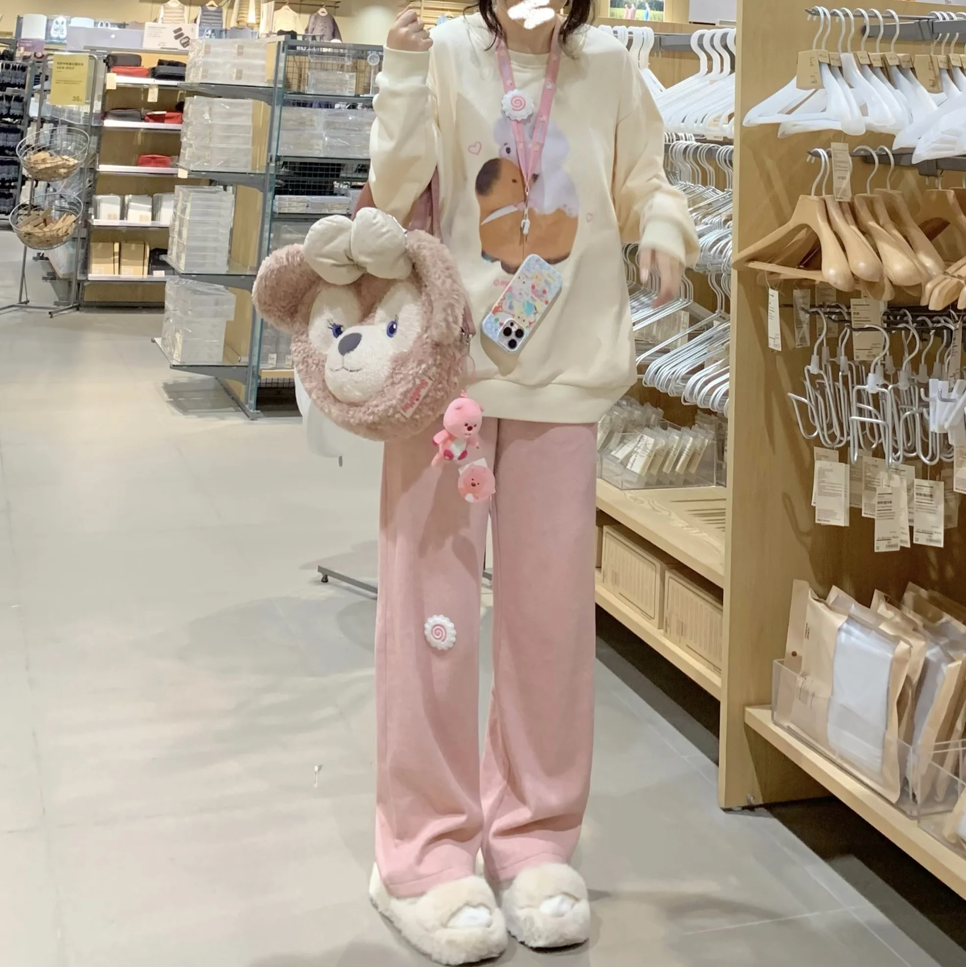 くすみピンクのフレアパンツはどんな感じ？春のアフタヌーンティーにぴったりな「かわいい刺繍」が決め手！