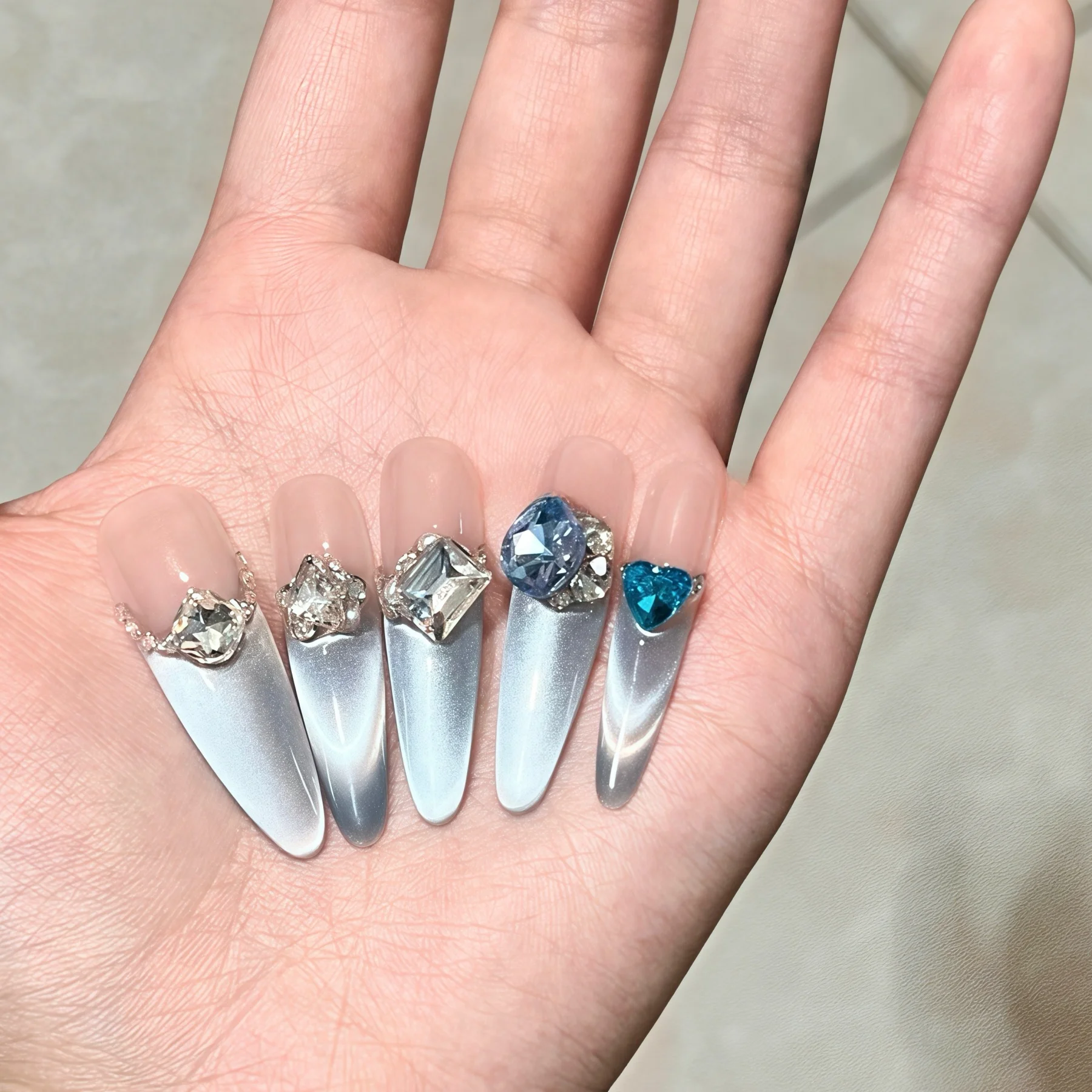 海外セレブが愛用する「華やかなブルーのキャットアイネイル」は、どう選ぶ？