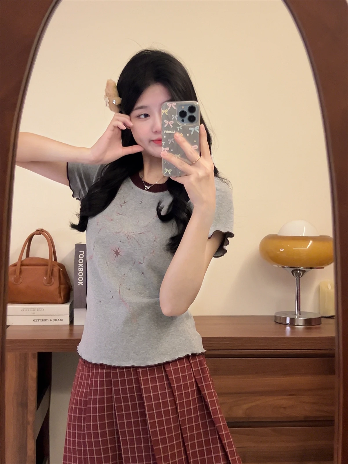デザイン感あふれる白い植物花卉プリントTシャツ：おしゃれでかわいい女性向けの夏のスタイリング