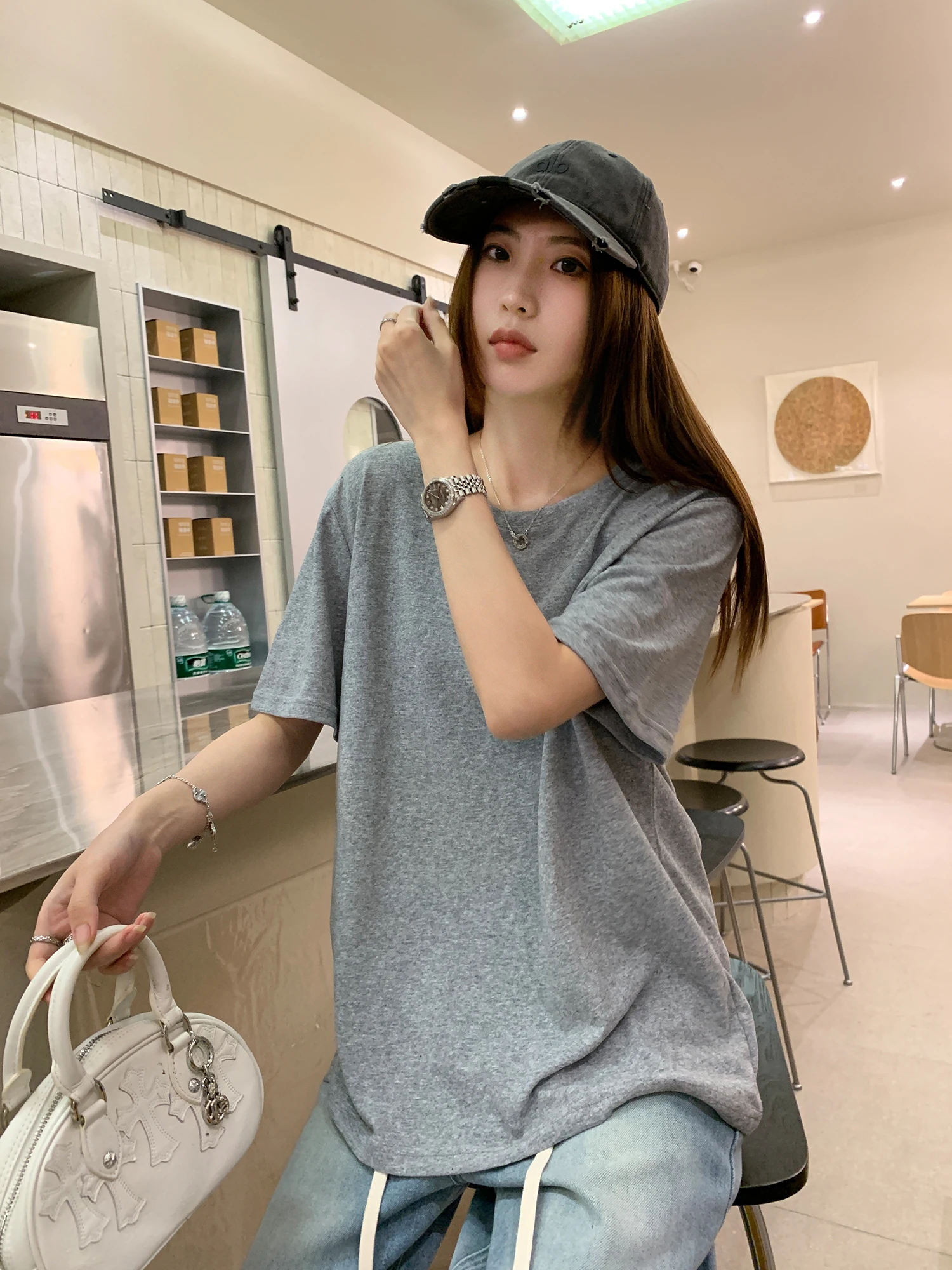 ハート刺繍のTシャツを選ぶべきタイミングは？通勤スタイルに最適な「ゆったりフィット」の選び方