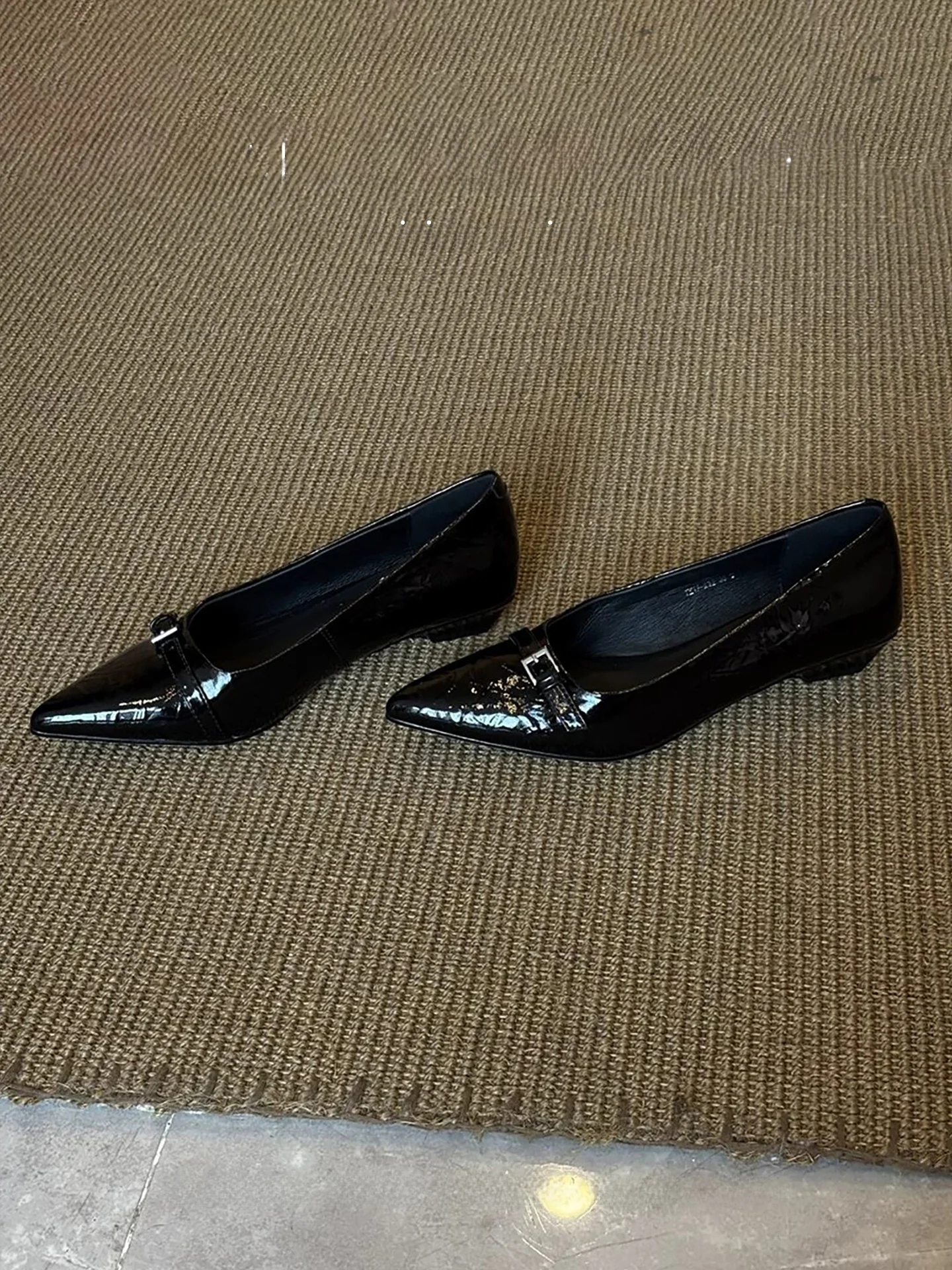 1500円で贈る女性への春のプレゼントは、このシンプルなパンプスがベスト？
