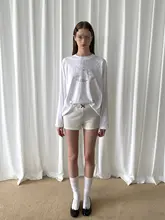 白いハトプリントロゴの長袖Tシャツ